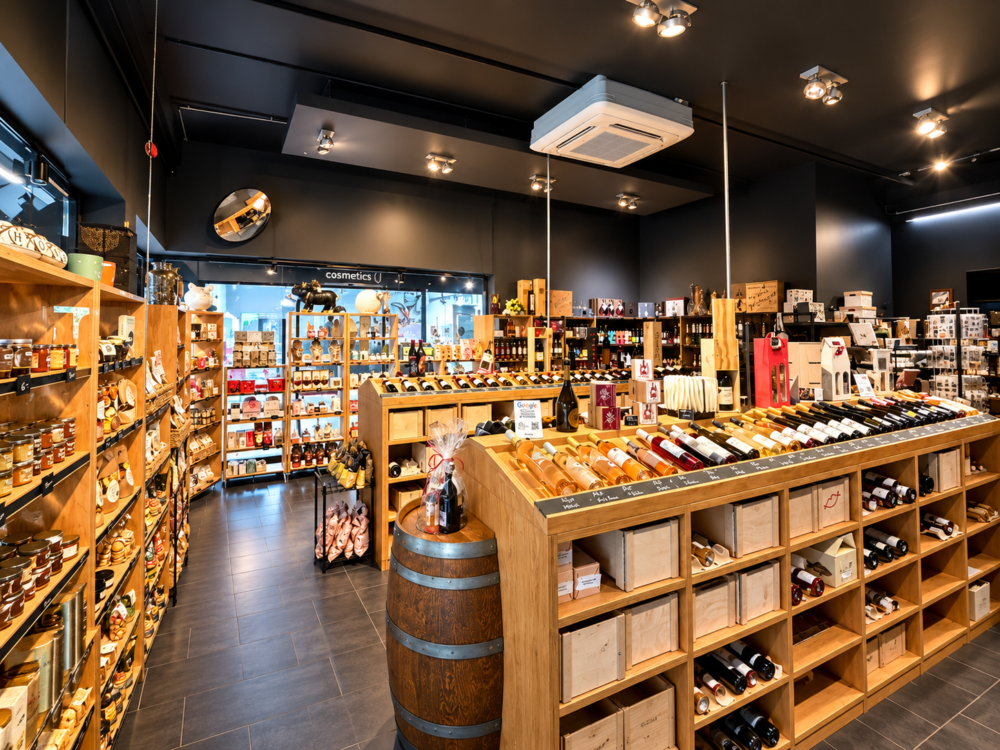 Vue intérieure du magasin Amuse-Bouche avec ses rayonnages de vins et produits d'épicerie fine